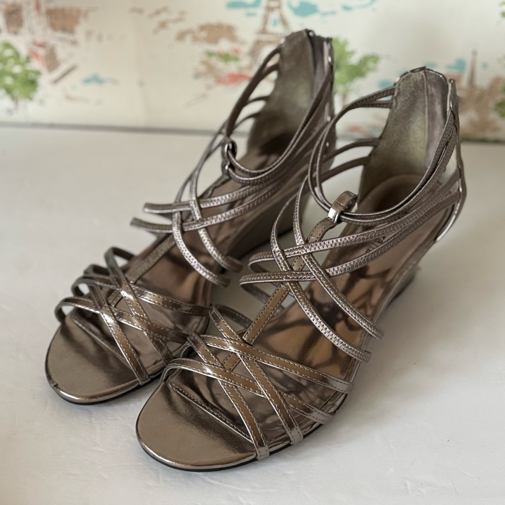 Naturalizer Bronze Metallic Strappy Women's Wedge Sandals Size 8.